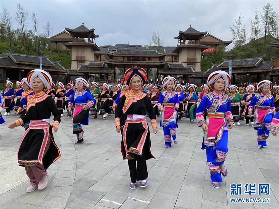 （決戰決勝脫貧攻堅·圖文互動）（1）阿妹戚托：大山里的“非遺”助搬遷群眾穩得住