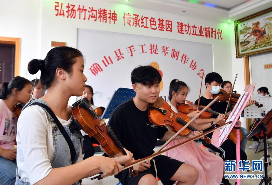 （走向我們的小康生活·圖文互動）（8）放下鋤頭，卻撥動命運的琴弦