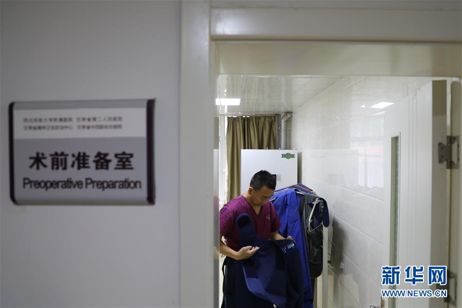(圖文互動)(1)身披“重甲”來“繡花”——醫院中的“鉛衣醫生”