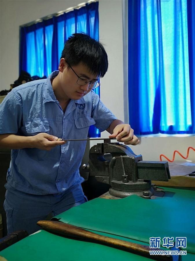 (總書記推動(dòng)的改革身邊事·教育改革篇·圖文互動(dòng))(2)特寫:“95后”上海職校生:“我的工牌上印著‘中國(guó)航天’”