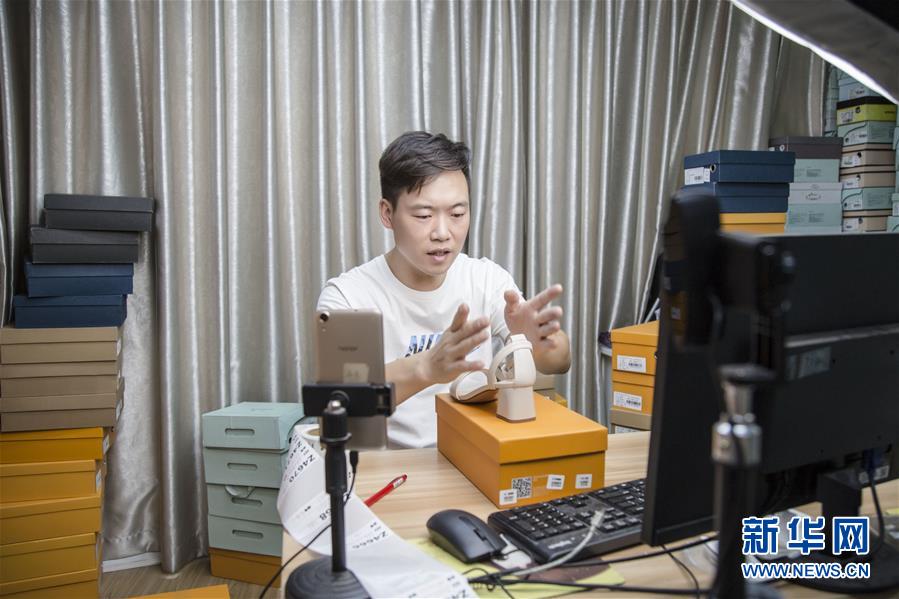 (總書記推動的改革身邊事·就業(yè)創(chuàng)業(yè)改革篇·圖文互動)(2)特寫:“網(wǎng)絡(luò)主播背后是轟鳴的工廠”——聆聽經(jīng)濟復(fù)蘇的新訊號