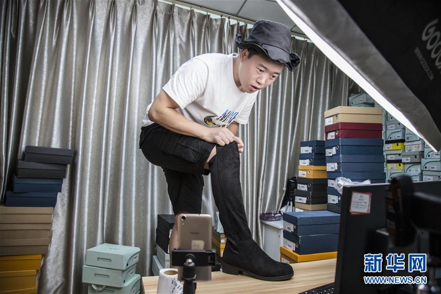 (總書記推動的改革身邊事·就業(yè)創(chuàng)業(yè)改革篇·圖文互動)(3)特寫:“網(wǎng)絡(luò)主播背后是轟鳴的工廠”——聆聽經(jīng)濟復(fù)蘇的新訊號