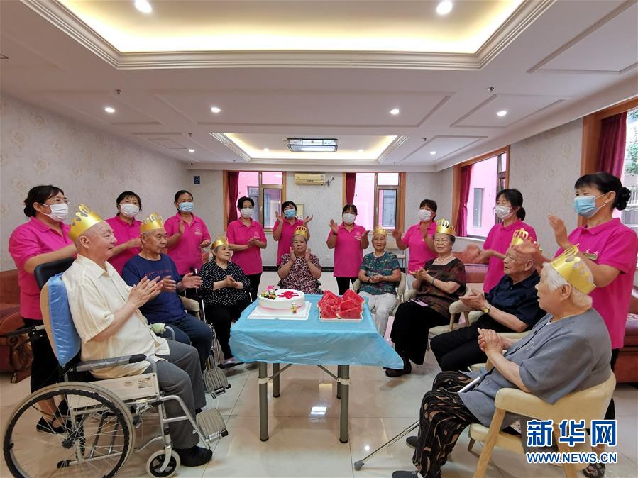 （總書記推動的改革身邊事·養(yǎng)老改革篇·圖文互動）（3）特寫：“我給現在的生活打滿分”——民辦養(yǎng)老院里的“夕陽紅”