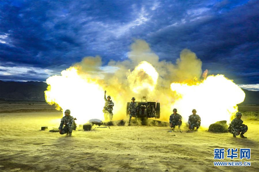 （在習近平強軍思想指引下·我們在戰(zhàn)位報告·圖文互動）（1）朵朵傘花綻放，勝戰(zhàn)精兵天降——空降兵部隊某旅教導員余海龍帶領官兵傳承黃繼光精神記事