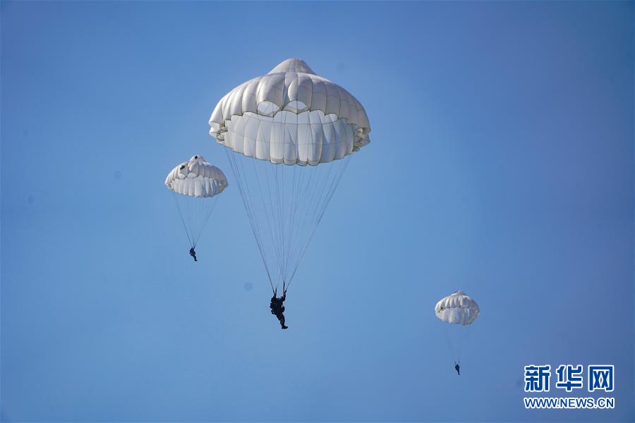 （在習近平強軍思想指引下·我們在戰(zhàn)位報告·圖文互動）（2）朵朵傘花綻放，勝戰(zhàn)精兵天降——空降兵部隊某旅教導員余海龍帶領官兵傳承黃繼光精神記事