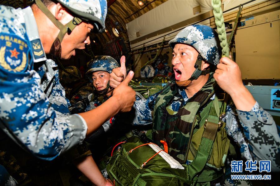 （在習近平強軍思想指引下·我們在戰(zhàn)位報告·圖文互動）（3）朵朵傘花綻放，勝戰(zhàn)精兵天降——空降兵部隊某旅教導員余海龍帶領官兵傳承黃繼光精神記事