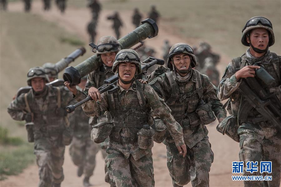 （新華全媒頭條·圖文互動）（13）沿著中國特色強軍之路闊步前進——黨中央、中央軍委領(lǐng)導推進國防和軍隊建設(shè)70年紀實