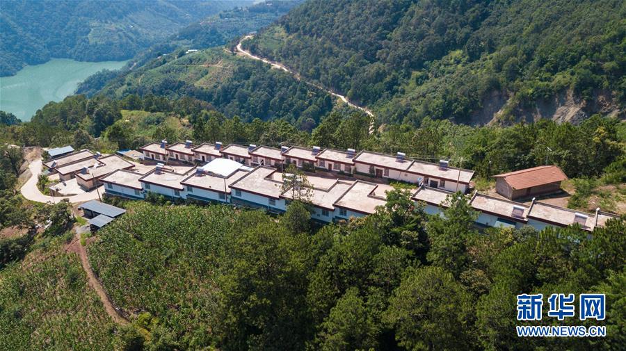 （在習近平新時代中國特色社會主義思想指引下——新時代新作為新篇章·總書記關心的百姓身邊事·圖文互動）（1）“四好農(nóng)村路”：通向幸福，通向遠方