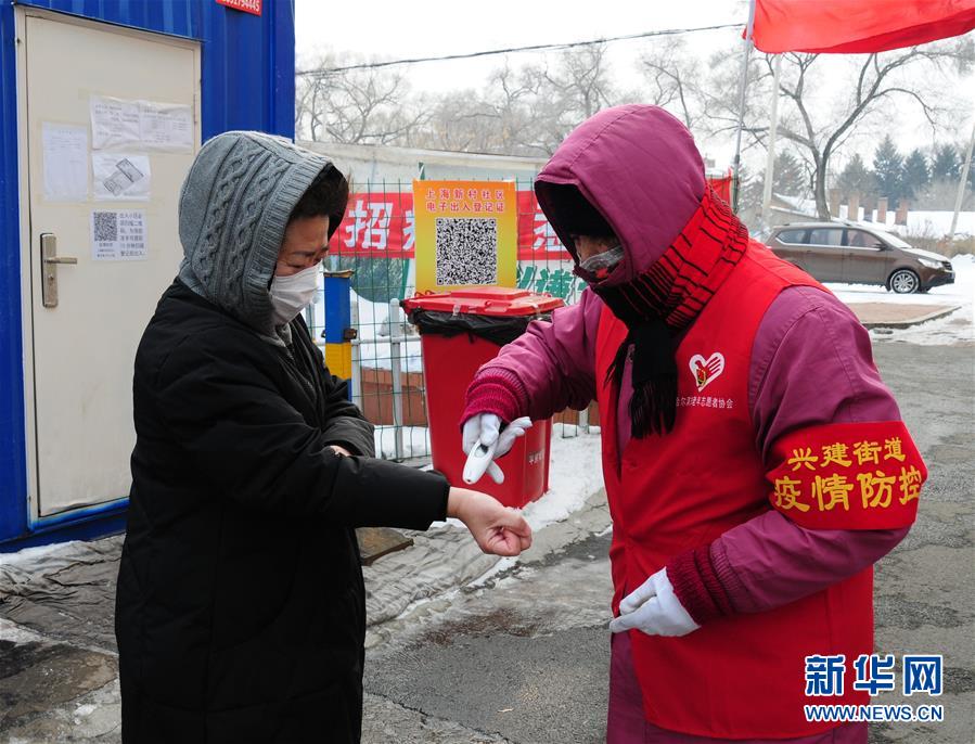 (習(xí)近平致敬的戰(zhàn)“疫”英雄·志愿者篇·圖文互動)(5)他們,微光成炬照征程