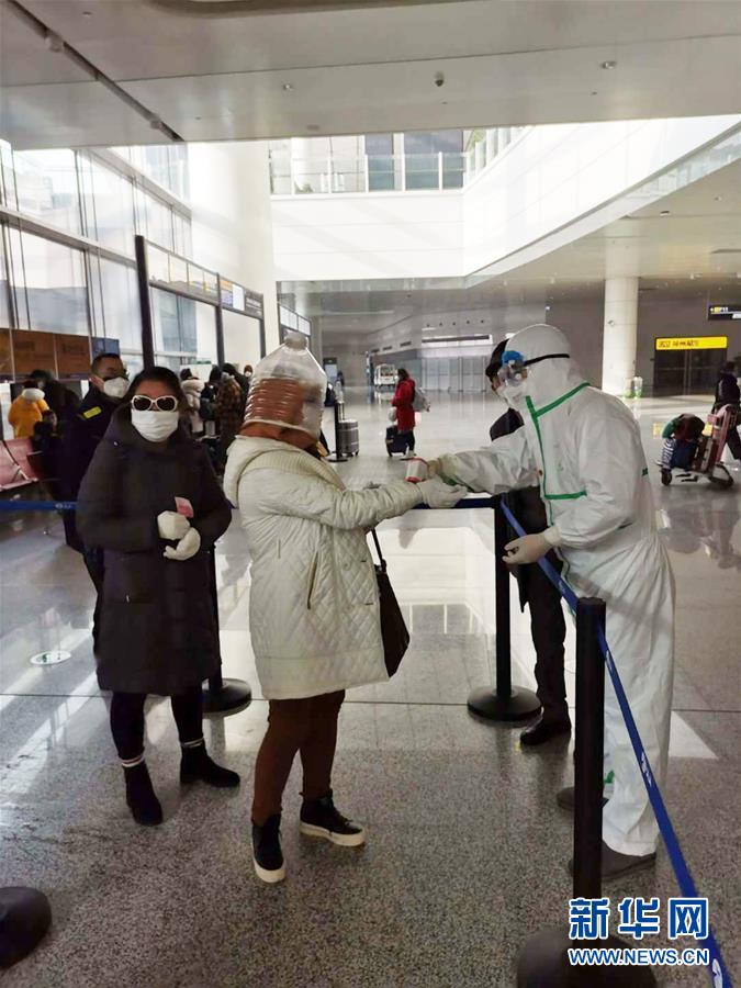 (習(xí)近平致敬的戰(zhàn)“疫”英雄·志愿者篇·圖文互動)(8)他們,微光成炬照征程