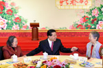 全國政協(xié)邀請已故黨外全國政協(xié)委員、知名人士夫人聯(lián)誼迎春 賈慶林出席