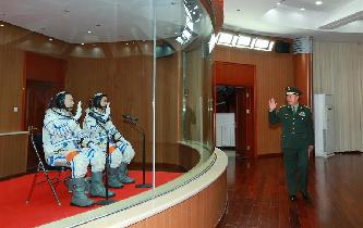 范長龍看望神舟十一號航天員景海鵬、陳冬