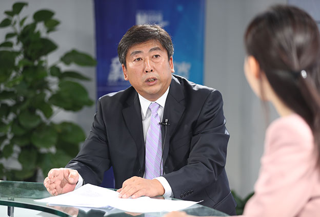 具體落在實處就是把方向，管大局，保落實