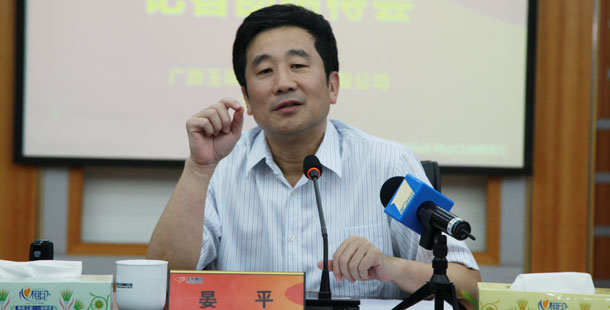 玉柴集團公司董事局主席晏平——大家可能不一定認識我，但是大家一定坐過裝配玉柴發動機的客車、公交車，因為玉柴發動機裝配在全國超過60%的客車、公交車上。玉柴發動機能夠陪伴大家上班、回家、逛街，我很自豪。我們將繼續制造更多更好的綠色產品，造福社會和百姓。