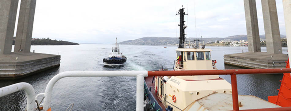 “雪龍”號(hào)?？堪拇罄麃喕舭吞馗垩a(bǔ)給(高清)