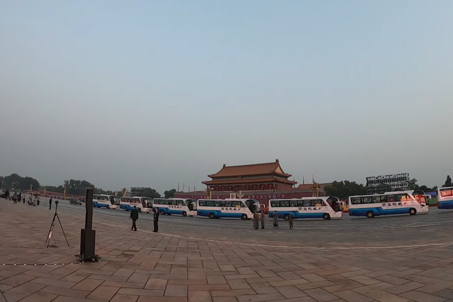 10月1日清晨的天安門城樓和長安街，燈火通明，正在準備慶祝大會的工作人員雖然緊張忙碌，但仍顯得井然有序