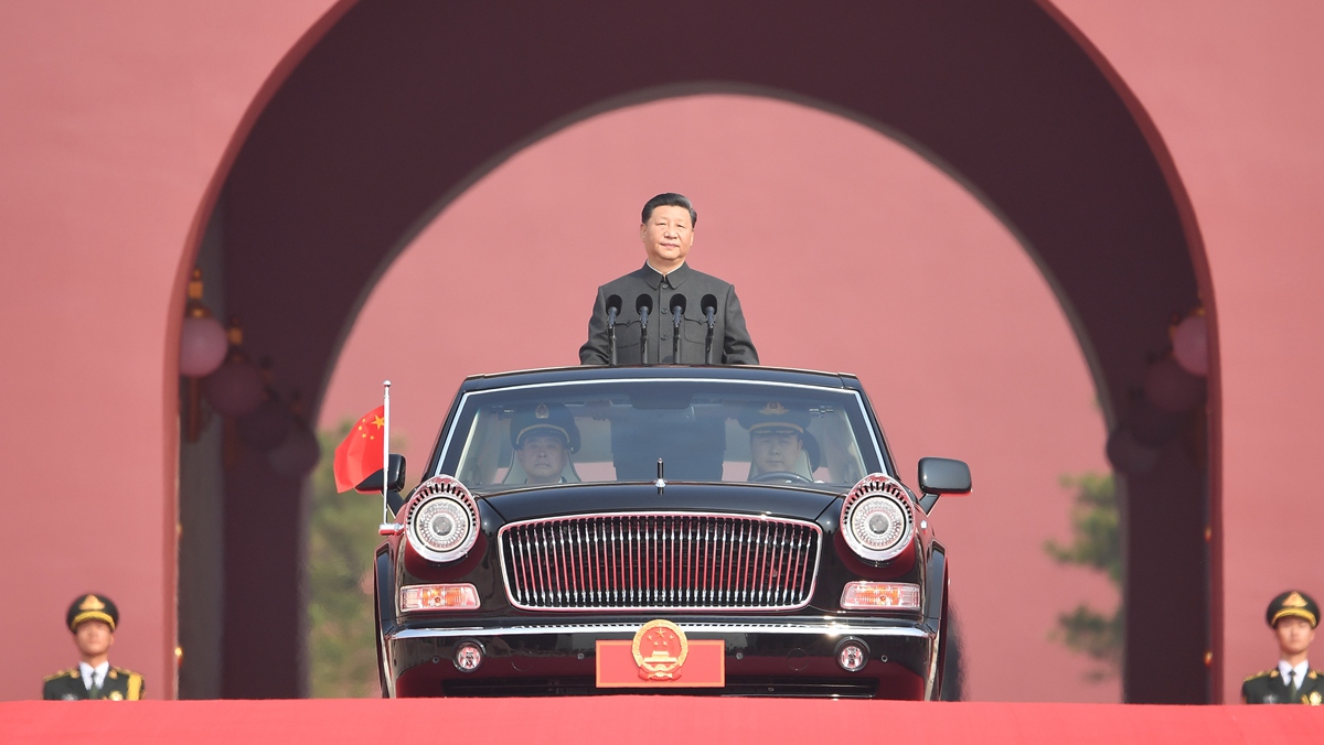 習近平乘坐檢閱車，經過金水橋，駛上長安街