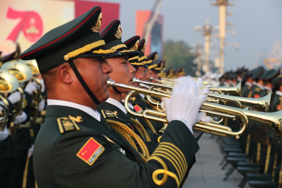 解放軍聯合軍樂團在廣場就位后進行準備工作和試奏。據了解，解放軍聯合軍樂團此次演奏是從開國大典至今歷次閱兵以來演奏曲目最多的一次，不少曲目是為此次閱兵量身打造的全新作品，此次也是歷次女演奏員最多的一次。