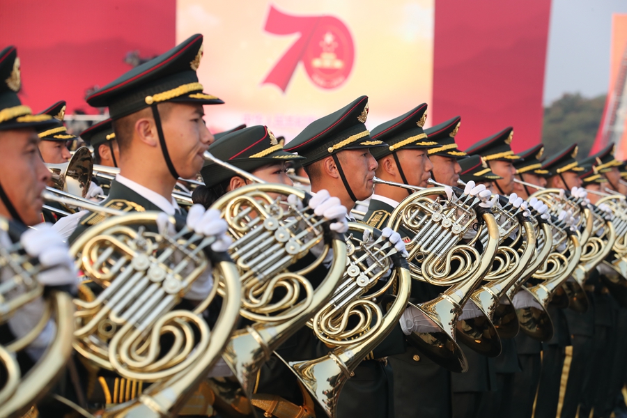 解放軍聯合軍樂團在廣場就位后進行準備工作和試奏。據了解，解放軍聯合軍樂團此次演奏是從開國大典至今歷次閱兵以來演奏曲目最多的一次，不少曲目是為此次閱兵量身打造的全新作品，此次也是歷次女演奏員最多的一次。