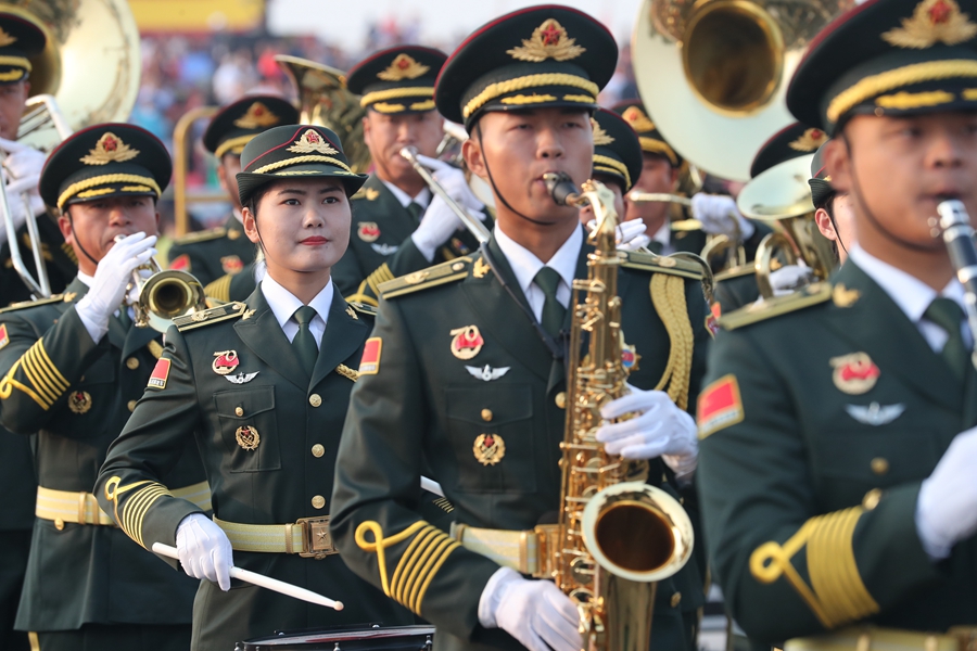 解放軍聯合軍樂團在廣場就位后進行準備工作和試奏。據了解，解放軍聯合軍樂團此次演奏是從開國大典至今歷次閱兵以來演奏曲目最多的一次，不少曲目是為此次閱兵量身打造的全新作品，此次也是歷次女演奏員最多的一次。