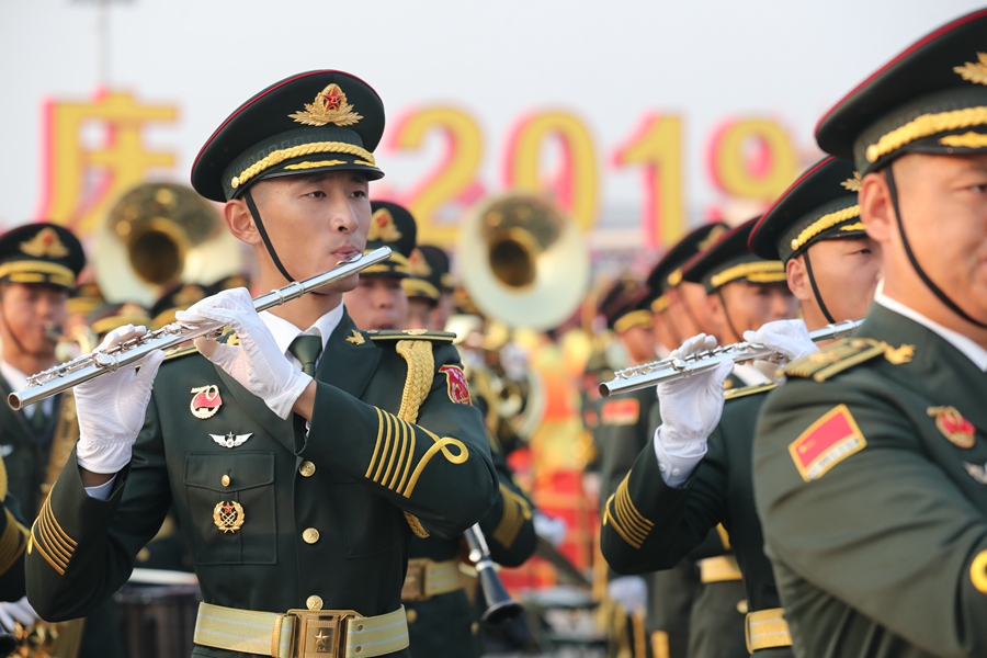 解放軍聯合軍樂團在廣場就位后進行準備工作和試奏。據了解，解放軍聯合軍樂團此次演奏是從開國大典至今歷次閱兵以來演奏曲目最多的一次，不少曲目是為此次閱兵量身打造的全新作品，此次也是歷次女演奏員最多的一次。