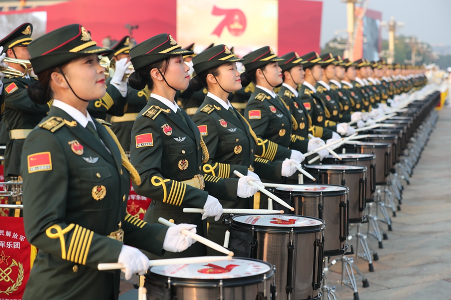 解放軍聯合軍樂團在廣場就位后進行準備工作和試奏。據了解，解放軍聯合軍樂團此次演奏是從開國大典至今歷次閱兵以來演奏曲目最多的一次，不少曲目是為此次閱兵量身打造的全新作品，此次也是歷次女演奏員最多的一次。