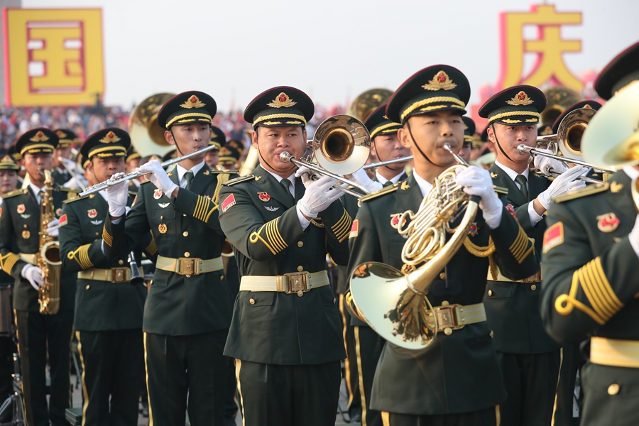 解放軍聯合軍樂團在廣場就位后進行準備工作和試奏。據了解，解放軍聯合軍樂團此次演奏是從開國大典至今歷次閱兵以來演奏曲目最多的一次，不少曲目是為此次閱兵量身打造的全新作品，此次也是歷次女演奏員最多的一次。