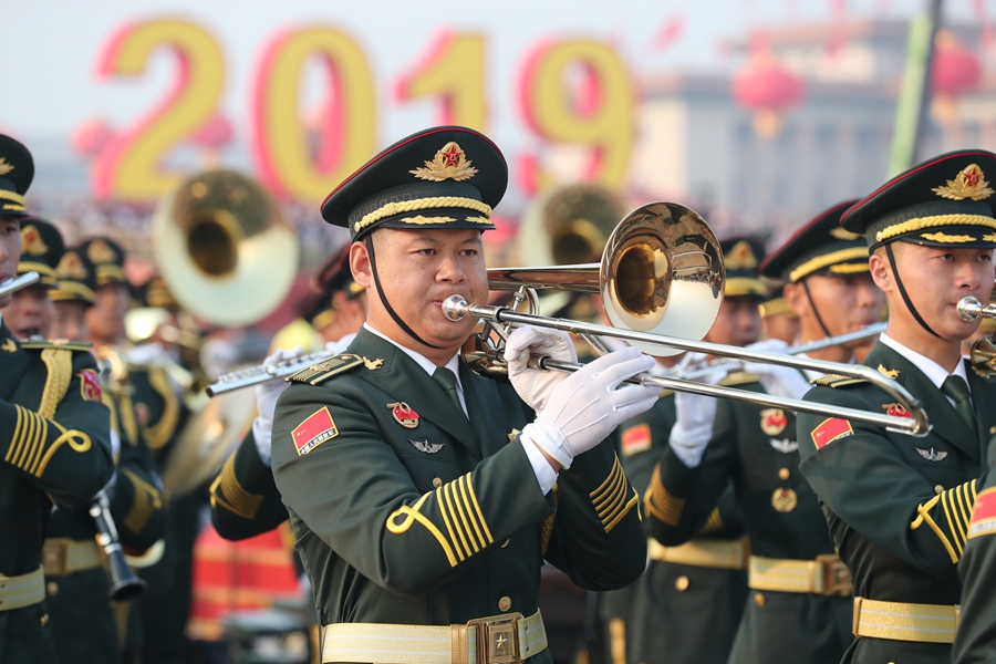 解放軍聯合軍樂團在廣場就位后進行準備工作和試奏。據了解，解放軍聯合軍樂團此次演奏是從開國大典至今歷次閱兵以來演奏曲目最多的一次，不少曲目是為此次閱兵量身打造的全新作品，此次也是歷次女演奏員最多的一次。