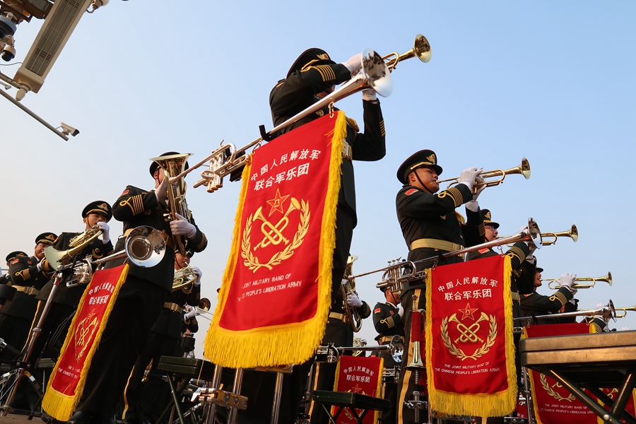 解放軍聯合軍樂團在廣場就位后進行準備工作和試奏。據了解，解放軍聯合軍樂團此次演奏是從開國大典至今歷次閱兵以來演奏曲目最多的一次，不少曲目是為此次閱兵量身打造的全新作品，此次也是歷次女演奏員最多的一次。