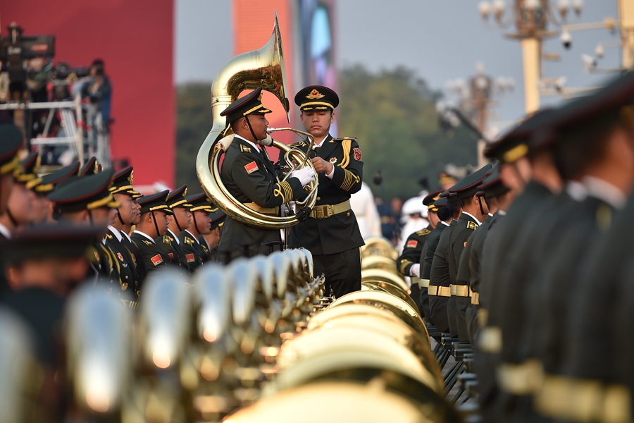 解放軍聯合軍樂團在廣場就位后進行準備工作和試奏。據了解，解放軍聯合軍樂團此次演奏是從開國大典至今歷次閱兵以來演奏曲目最多的一次，不少曲目是為此次閱兵量身打造的全新作品，此次也是歷次女演奏員最多的一次。