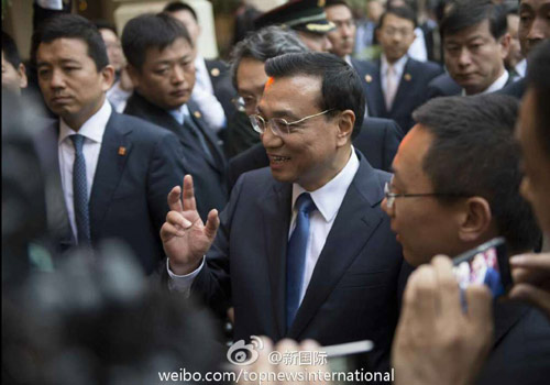 李克強(qiáng)：在非中企了解當(dāng)?shù)匚幕拍茉「?。圖片來(lái)源：“新國(guó)際”微博。