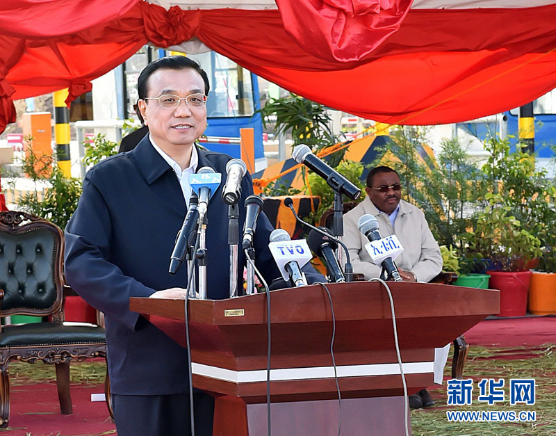 5月5日，國務院總理李克強與埃塞俄比亞總理海爾馬里亞姆共同出席亞的斯亞貝巴-阿達瑪高速公路一期竣工揭牌典禮，并為二期工程開工奠基剪彩。這是李克強在典禮上致辭。新華社記者 李濤 攝 