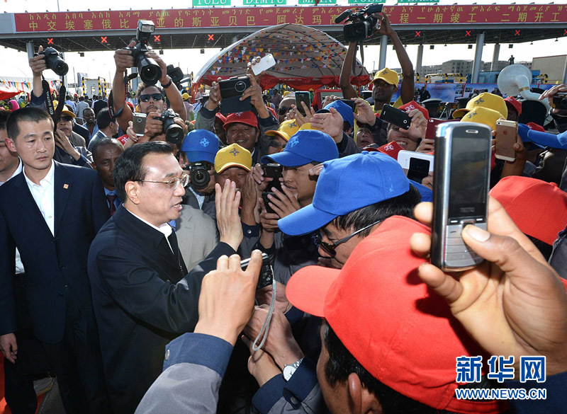 5月5日，中國國務院總理李克強與埃塞俄比亞總理海爾馬里亞姆共同出席亞的斯亞貝巴-阿達瑪高速公路一期竣工揭牌典禮，并為二期工程開工奠基剪彩。這是典禮結束后，李克強同工程施工人員親切交談。新華社記者 李濤 攝 