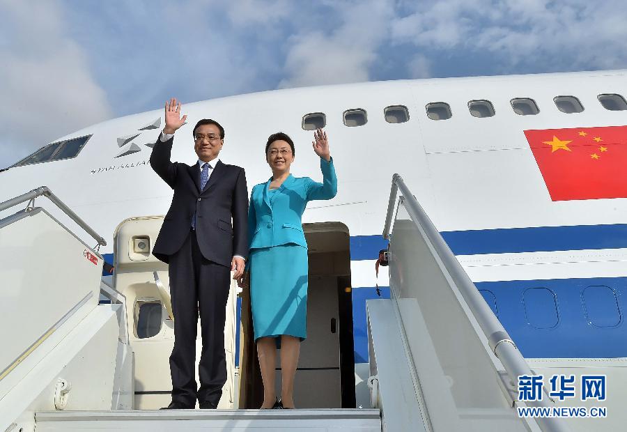 5月8日，應(yīng)安哥拉總統(tǒng)多斯桑托斯邀請，中國國務(wù)院總理李克強(qiáng)乘專機(jī)抵達(dá)羅安達(dá)二月四日國際機(jī)場，開始對安哥拉進(jìn)行正式訪問。李克強(qiáng)總理夫人程虹同機(jī)抵達(dá)。新華社記者 李濤 攝 