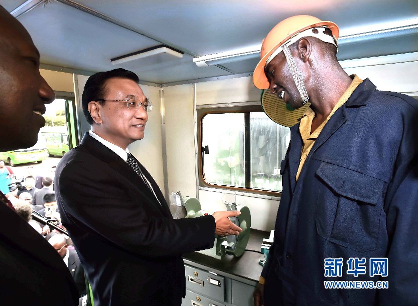 5月11日，國務院總理李克強參觀肯尼亞國家青年服務隊。這是李克強與服務隊隊員親切交談。 新華社記者 李濤 攝