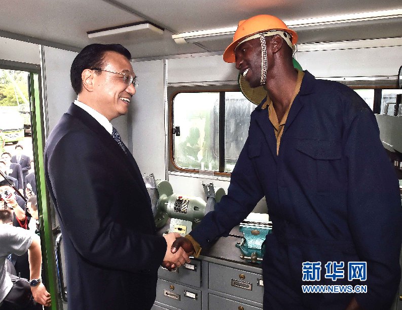 5月11日，中國國務院總理李克強參觀肯尼亞國家青年服務隊。這是李克強與服務隊隊員親切交談。 新華社記者 李濤 攝