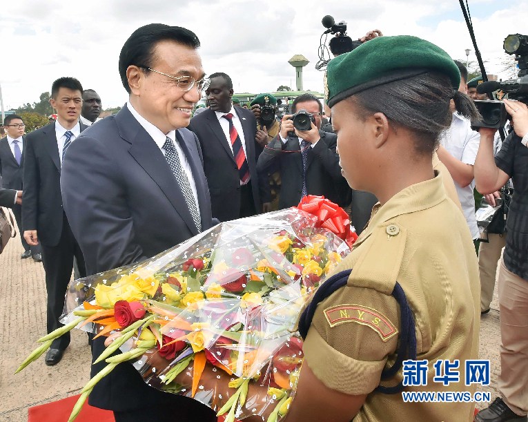 5月11日，中國國務院總理李克強參觀肯尼亞國家青年服務隊。這是服務隊隊員向李克強敬獻鮮花。 新華社記者 李濤 攝