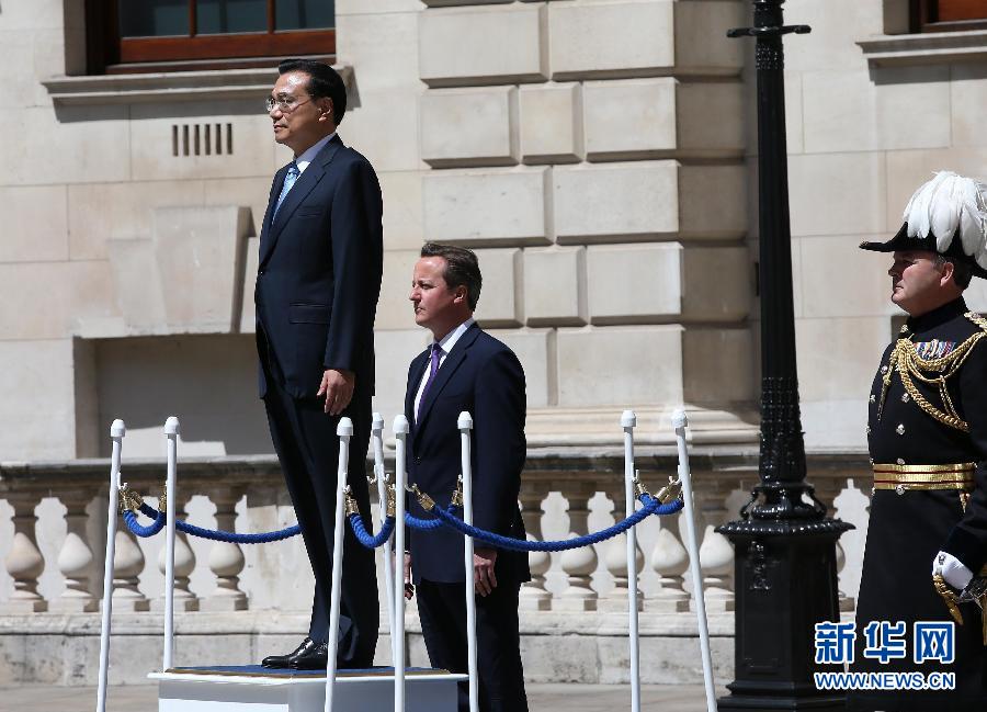 6月17日，中國國務院總理李克強在倫敦唐寧街10號首相府同英國首相卡梅倫舉行中英總理年度會晤。這是會晤前，卡梅倫為李克強舉行隆重的歡迎儀式。新華社記者 龐興雷 攝 