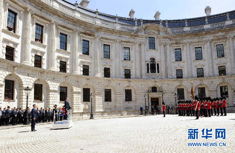 6月17日，中國國務院總理李克強在倫敦唐寧街10號首相府同英國首相卡梅倫舉行中英總理年度會晤。這是會晤前，卡梅倫為李克強舉行隆重的歡迎儀式。新華社記者 張鐸 攝 