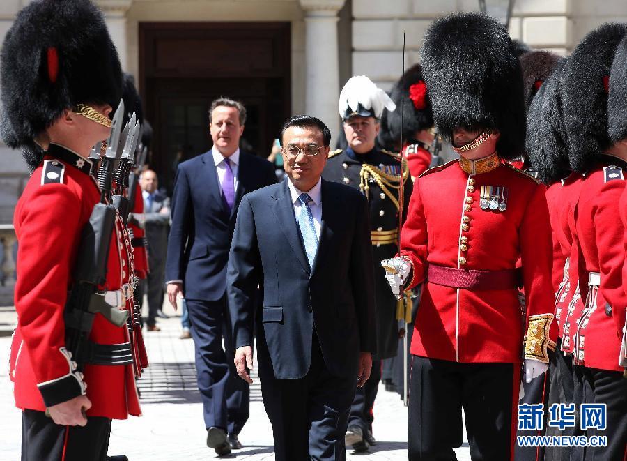 6月17日，中國國務院總理李克強在倫敦唐寧街10號首相府同英國首相卡梅倫舉行中英總理年度會晤。這是會晤前，卡梅倫為李克強舉行隆重的歡迎儀式。新華社記者 龐興雷 攝  