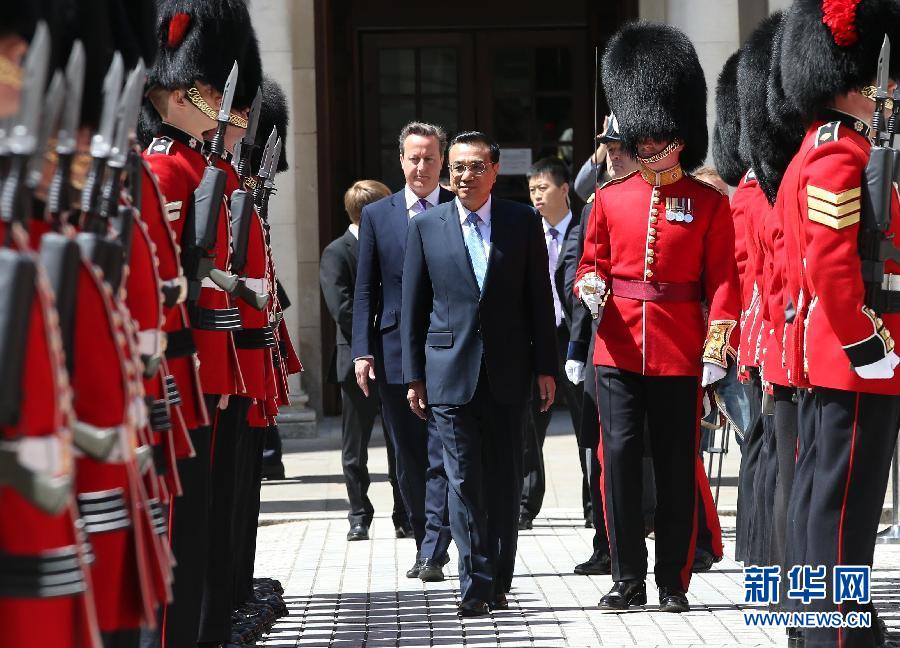 6月17日，中國國務院總理李克強在倫敦唐寧街10號首相府同英國首相卡梅倫舉行中英總理年度會晤。這是會晤前，卡梅倫為李克強舉行隆重的歡迎儀式。新華社記者 龐興雷 攝