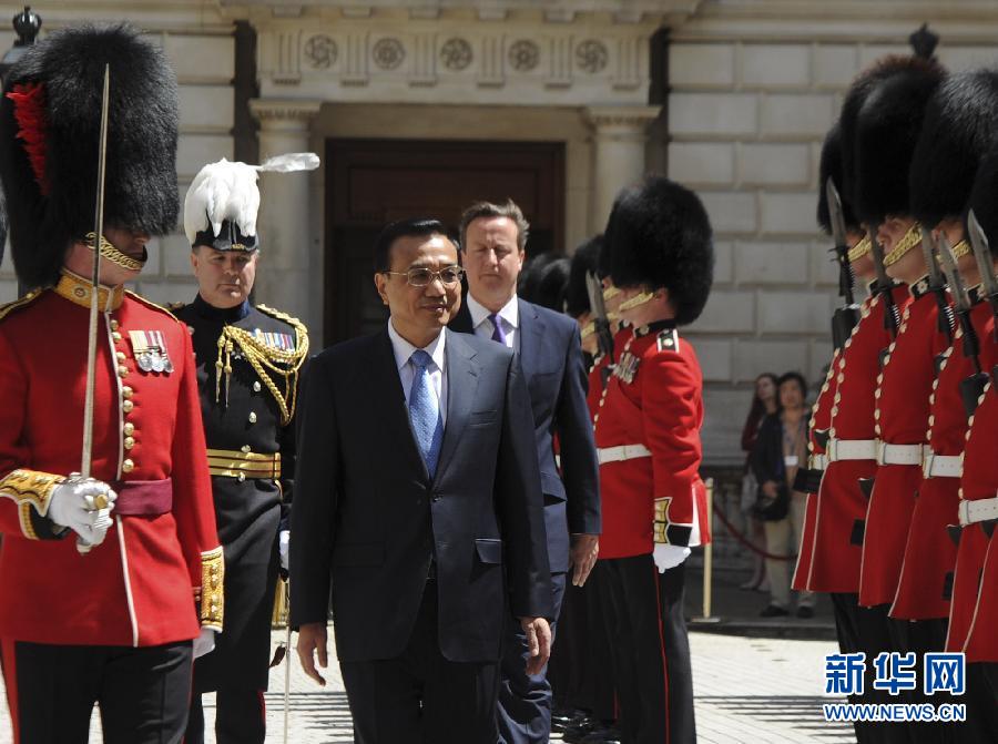 6月17日，中國國務院總理李克強在倫敦唐寧街10號首相府同英國首相卡梅倫舉行中英總理年度會晤。這是會晤前，卡梅倫為李克強舉行隆重的歡迎儀式。新華社記者 張鐸 攝  