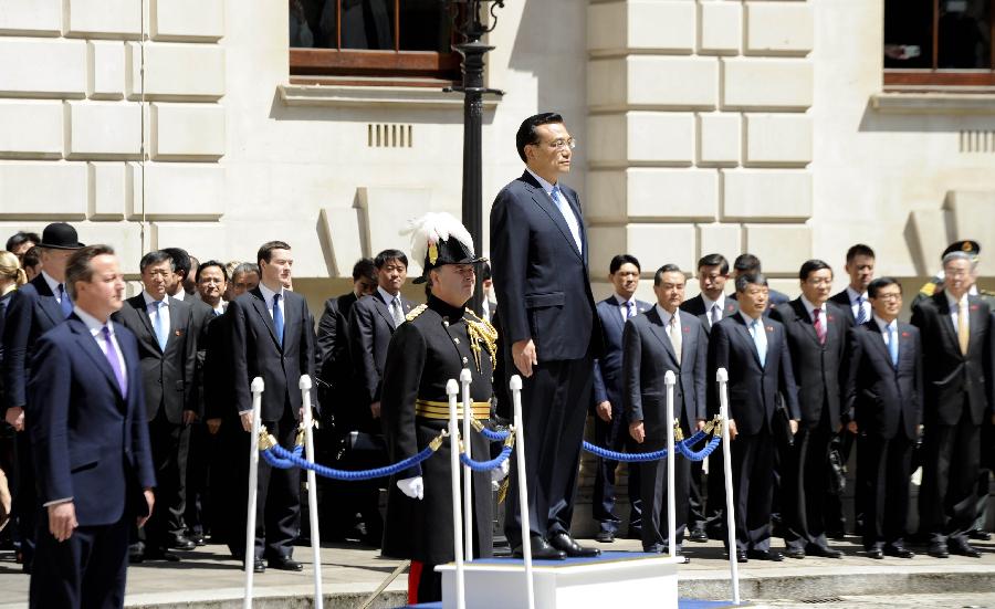 6月17日，中國國務院總理李克強在倫敦唐寧街10號首相府同英國首相卡梅倫舉行中英總理年度會晤。這是會晤前，卡梅倫為李克強舉行隆重的歡迎儀式。新華社記者 張鐸 攝 