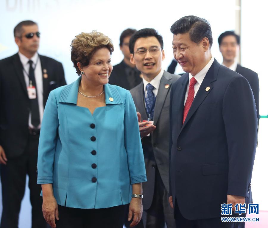7月15日，國家主席習近平在巴西福塔萊薩出席金磚國家領導人第六次會晤。這是巴西總統羅塞夫迎接習近平主席。 新華社記者 蘭紅光 攝 