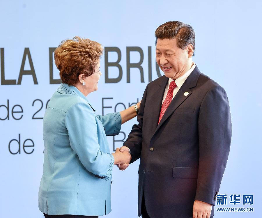 7月15日，國家主席習近平在巴西福塔萊薩出席金磚國家領導人第六次會晤。這是巴西總統羅塞夫迎接習近平主席。 新華社記者 李學仁 攝  