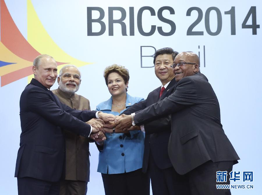 7月15日，國家主席習近平在巴西福塔萊薩出席金磚國家領導人第六次會晤。這是金磚國家領導人集體合影。 新華社記者蘭紅光攝 