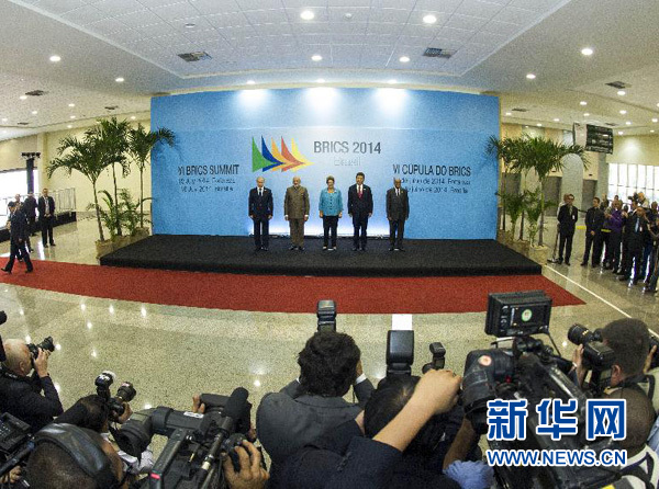 7月15日，國家主席習近平在巴西福塔萊薩出席金磚國家領導人第六次會晤。這是金磚國家領導人集體合影。 新華社記者王曄攝