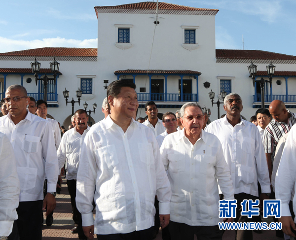 當(dāng)?shù)貢r(shí)間7月23日，國家主席習(xí)近平在古巴國務(wù)委員會主席兼部長會議主席勞爾·卡斯特羅全程陪同下，訪問古巴第二大城市、被稱為“英雄城”的圣地亞哥。這是習(xí)近平和勞爾參觀圣地亞哥市政府。新華社記者蘭紅光 攝