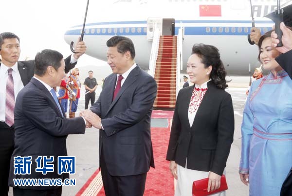 8月21日，國家主席習(xí)近平抵達烏蘭巴托，開始對蒙古國進行國事訪問。習(xí)近平和夫人彭麗媛在機場受到蒙古國總理阿勒坦呼亞格夫婦熱情迎接。新華社記者鞠鵬攝