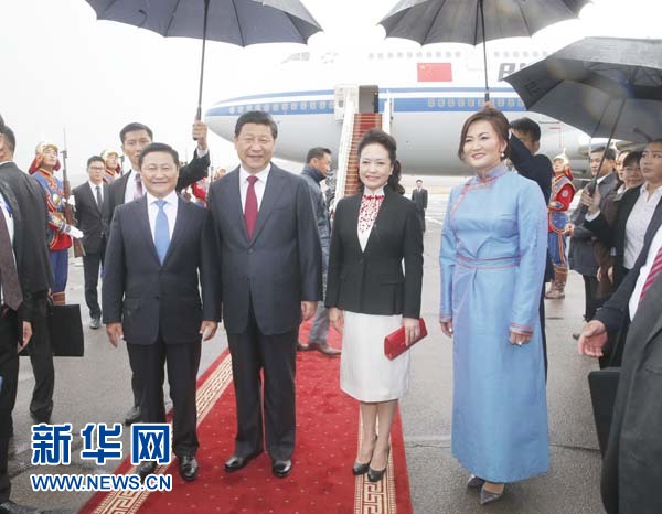 8月21日，國家主席習(xí)近平抵達烏蘭巴托，開始對蒙古國進行國事訪問。習(xí)近平和夫人彭麗媛在機場受到蒙古國總理阿勒坦呼亞格夫婦熱情迎接。新華社記者鞠鵬攝 